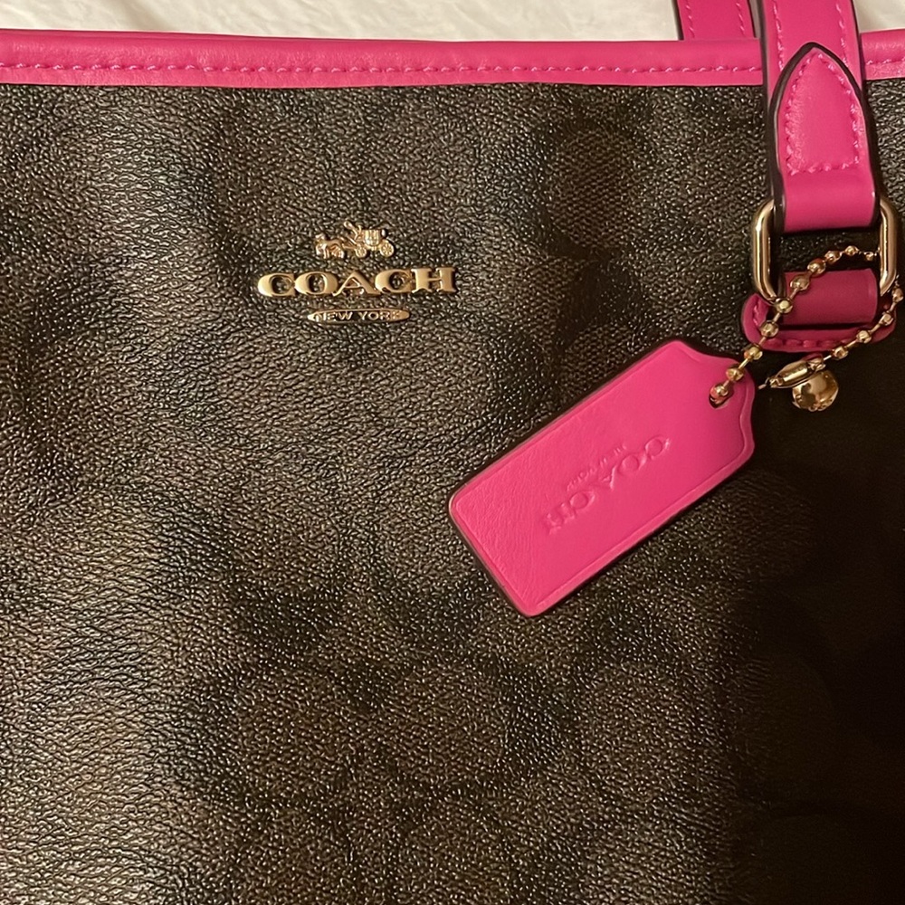 Medium Coach Shoulder Bag. - Picture 2 of 7